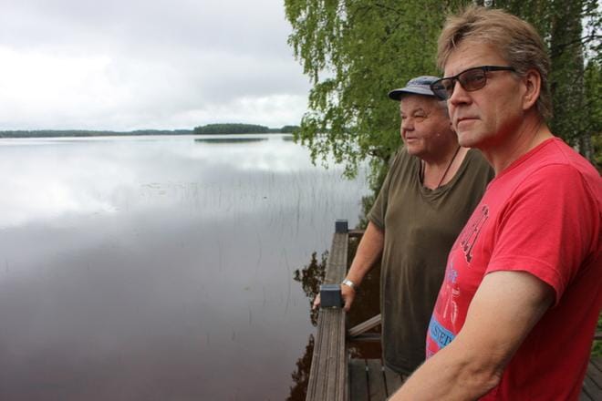 Matti Hautakorpi (vasemmalla) ja Vesa Louvesniemi summaavat, että Kuorasjärven erityispiirteitä on pitkä veden viipymäaika, toista vuotta. – Tämä tuppaa olemaan sellainen selkeytysallas, mutta onpahan tuossa välissä ensin Saukkojärvi, lisää Hautakorpi. KUVA: REIJO HEIKKILÄ