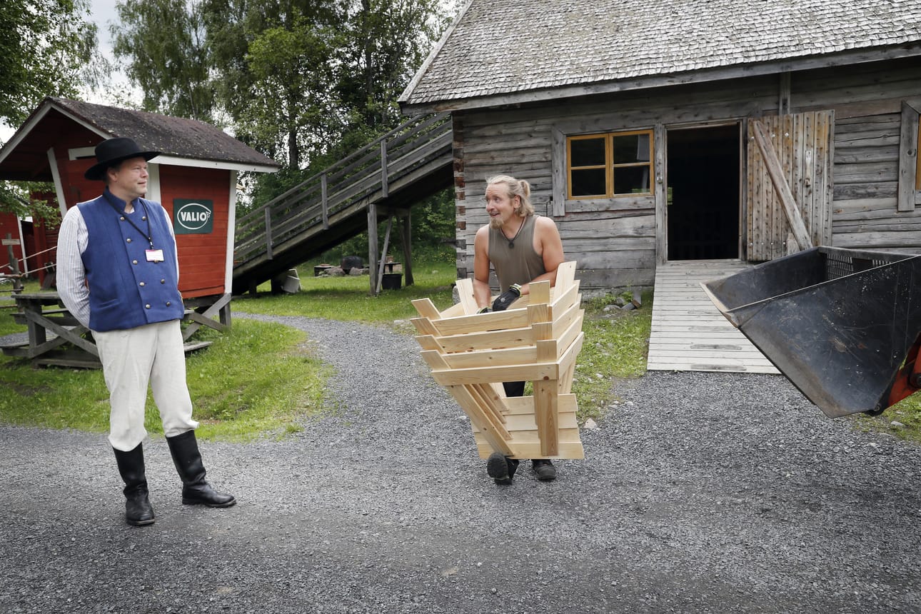 Turkansaaren ulkomuseon intendentti Patrik Franzen (vas.) ja vahtimestari Antti Palmroos valmistautuvat juhannusiltamiin.