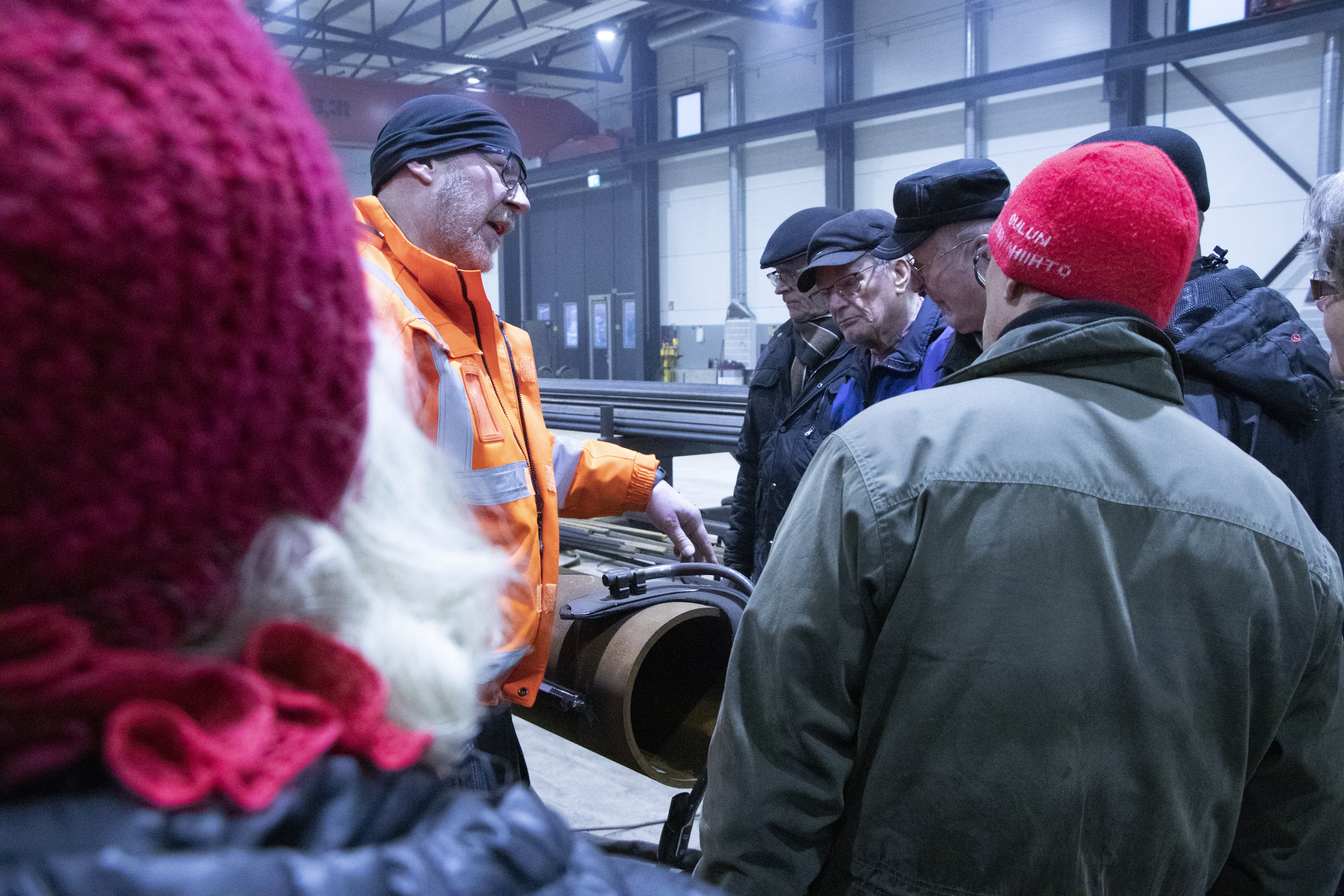 Esko Träskelin kertoi vierailijoille, kuinka ponttipaalujen hitsausprosessi etenee Teräsmajalla.