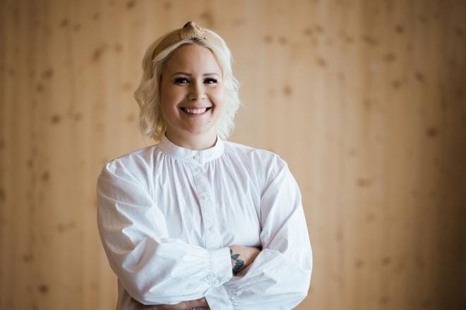 Jurvalaislähtöinen Eveliina Hakala odottaa vaatemallistonsa lanseerausta innolla ja luottavaisin mielin. KUVA: TUUKKA KIVIRANTA