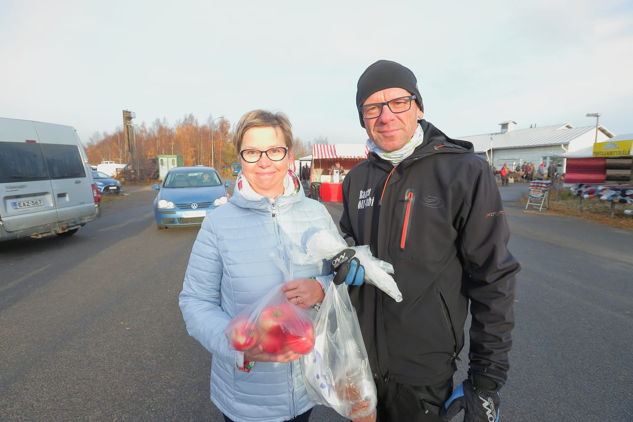 Anneli ja Antti Väätämöinen tekivät kalamarkkinoilta runsaasti löytöjä. Mukaan lähti muun muassa omenoita ja kalaa eri muodoissaan.