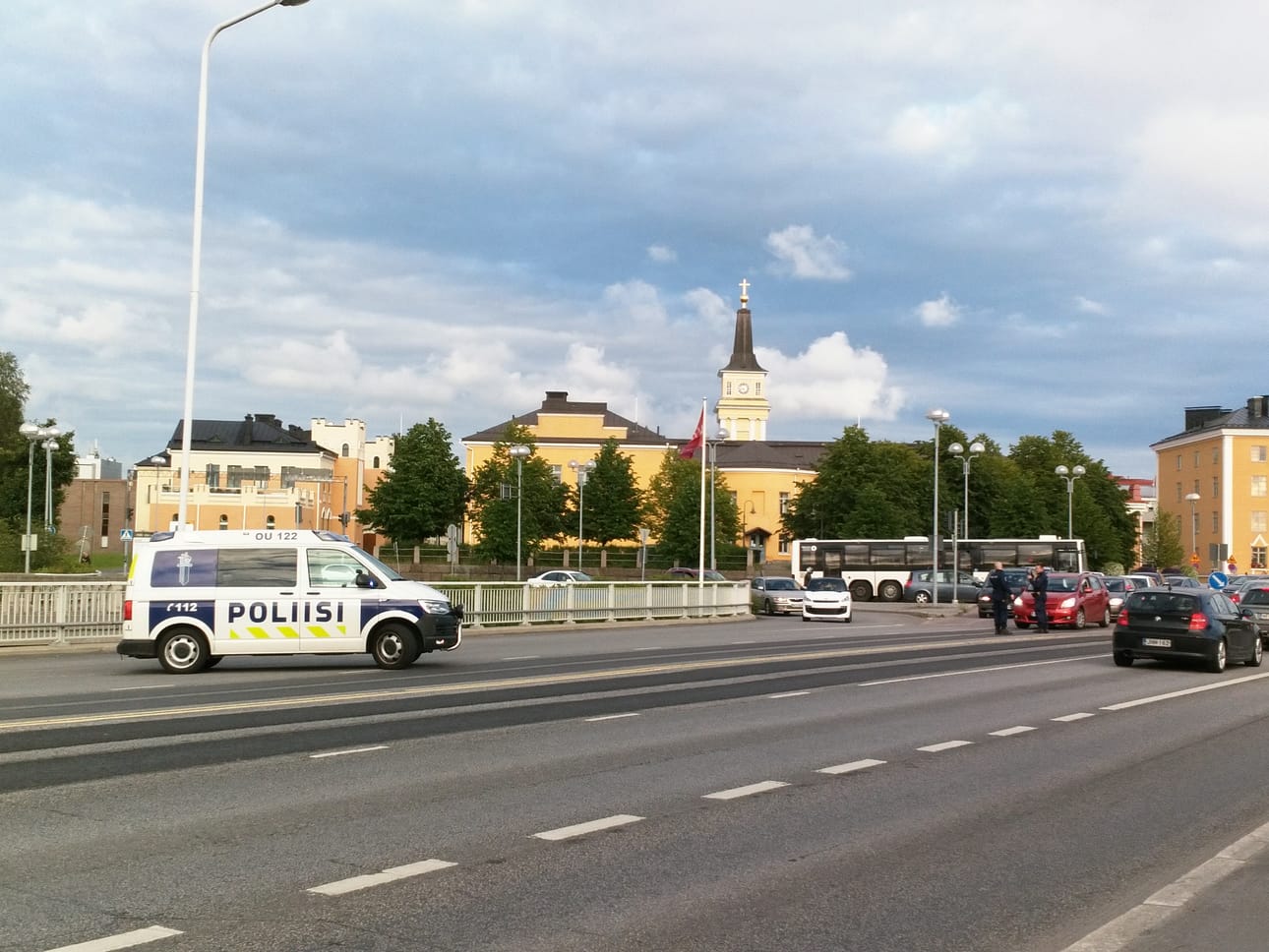 Poliisi sulki sillat liikenteeltä ja keskustassa päin liikenne alkoi puuroutua.