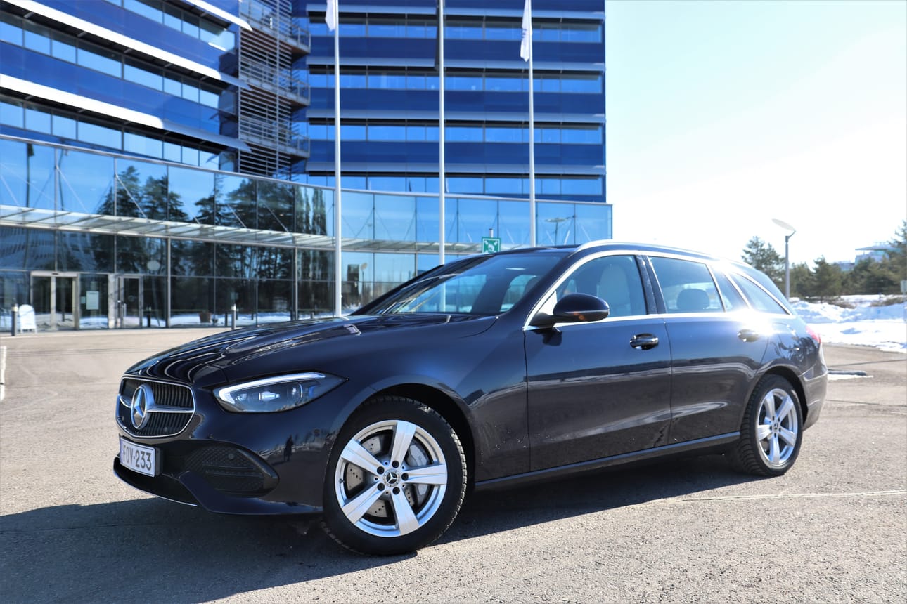 Keskikokoluokan C-sarjan on eniten myyty Mercedes-Benz-malli. Plug-in-lataushybridin lisäksi saatavana on kaksi diesel- ja kolme bensiinivaihtoehtoa. Niissä kaikissa on 48 voltin kevythybridijärjestelmä.