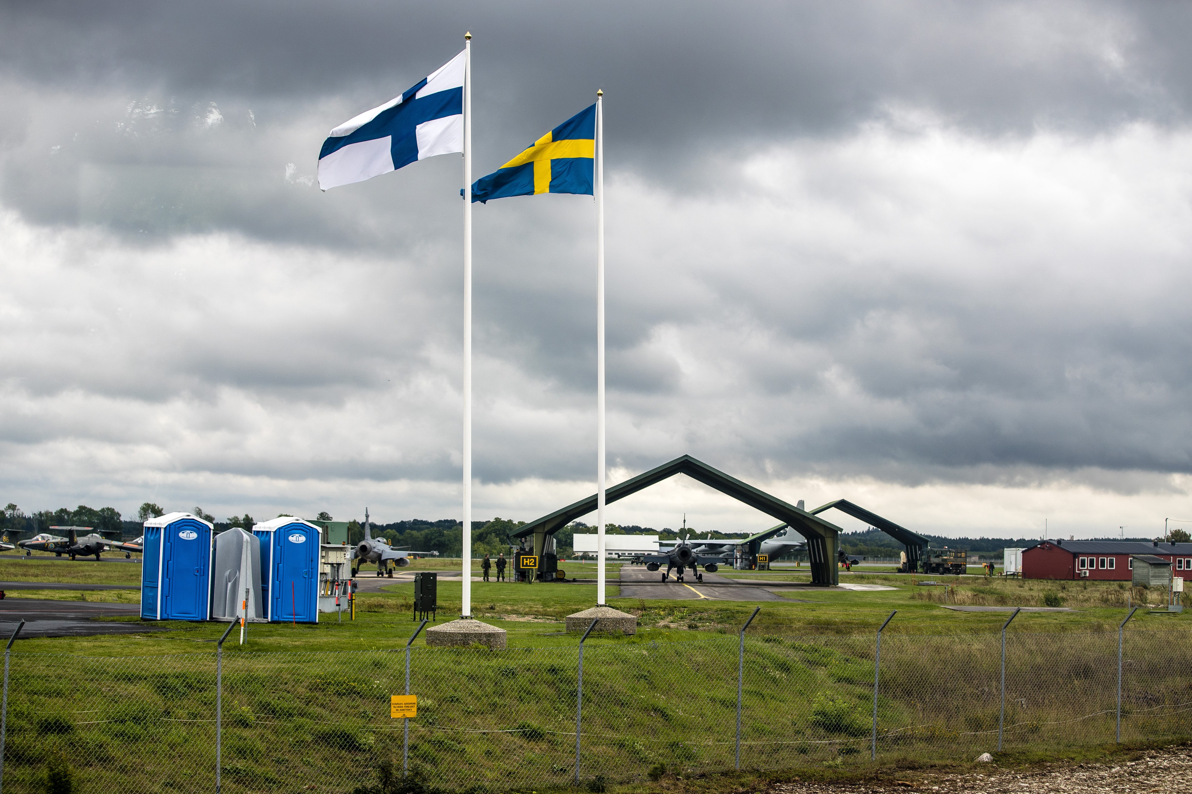 Suomen ja Ruotsin liput liehuvat yhä useammin rinnakkain sotilaallisissa yhteyksissä. Suomen ilmavoimat osallistuivat sotaharjoitukseen yhdessä Ruotsin ilmavoimien kanssa Visbyssä syksyllä 2016.