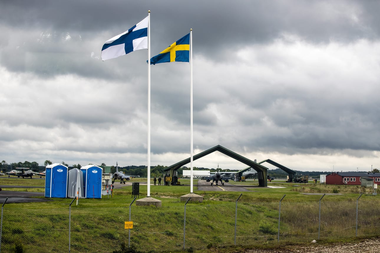 Suomen ja Ruotsin liput liehuvat yhä useammin rinnakkain sotilaallisissa yhteyksissä. Suomen ilmavoimat osallistuivat sotaharjoitukseen yhdessä Ruotsin ilmavoimien kanssa Visbyssä syksyllä 2016.