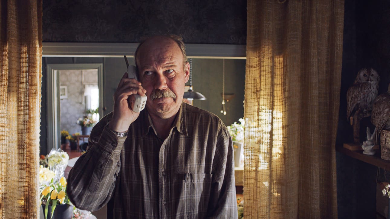 Klaus Härön draamakomedia Nissestä, jonka jääräpäinen tapa hoitaa vaimonsa hautajaiset onnistuu ajamaan muut surijat hulluuden partaalle.