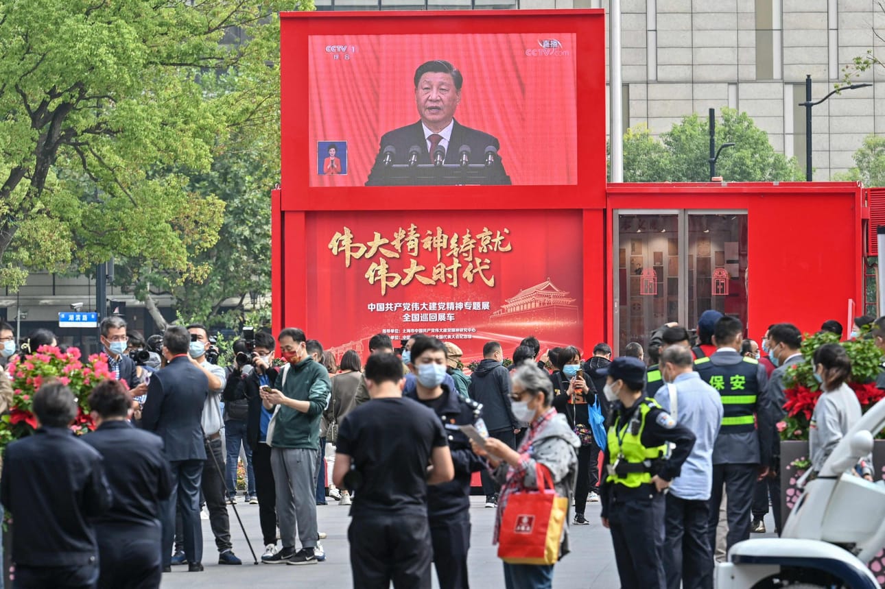 Ihmisiä seuraamassa Kiinan presidentti Xi Jinpingin puhetta Shanghaissa. LEHTIKUVA/AFP