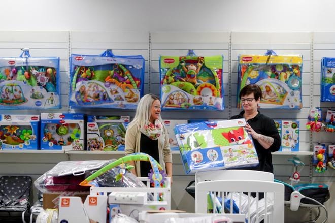 Maria Bonn ja Riitta Luhtakallio siirtyivät syyskuussa lopettaneesta Baby Stylesta Lastentarvike Oy:lle, joka avaa liikkeen Vaasaan. Avajaisia vietetään lokakuun aikana Kivihaassa. KUVA: JAAKKO ELENIUS