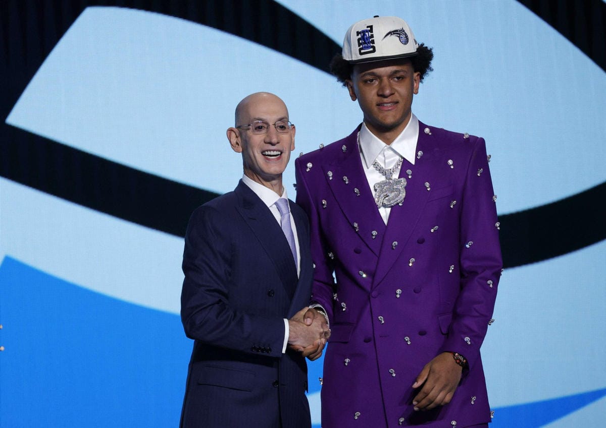 NBA:n komissaari Adam Silver onnitteli Bancheroa ykkösvarauksen varmistuttua. Lehtikuva/AFP