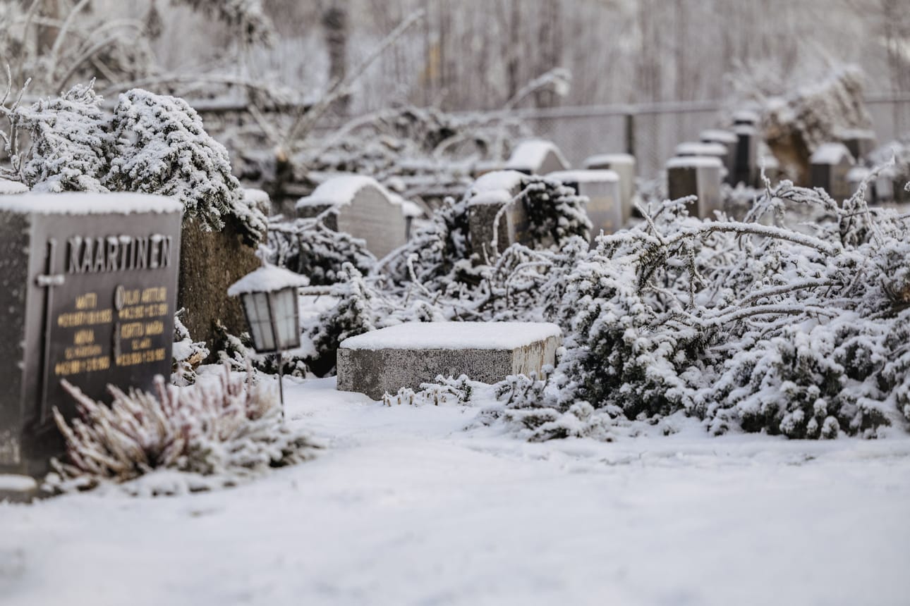 Joulun jälkeen raivonnut Hannes-myrsky teki tuhojaan muun muassa Lapuan hautausmaalla.