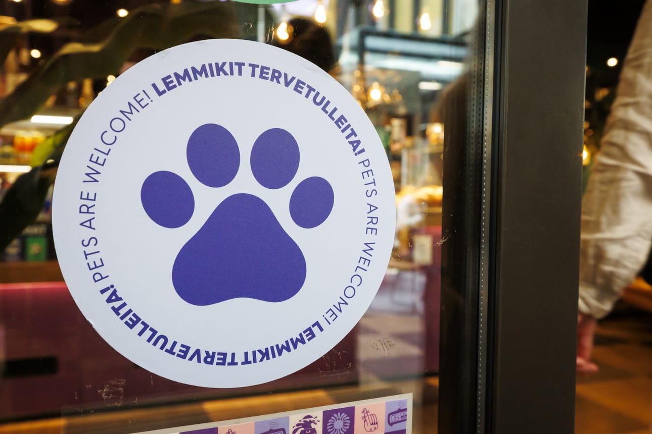 Ravintoloiden ja kauppojen on merkittävä sisäänkäynnin yhteyteen, ovatko lemmikit sallittuja.