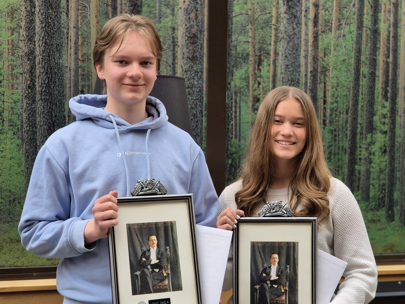 Jonne Ekola ja Eerika Aalto palkittiin yhdeksäsluokkalaisten kirjoituskilpailussa.