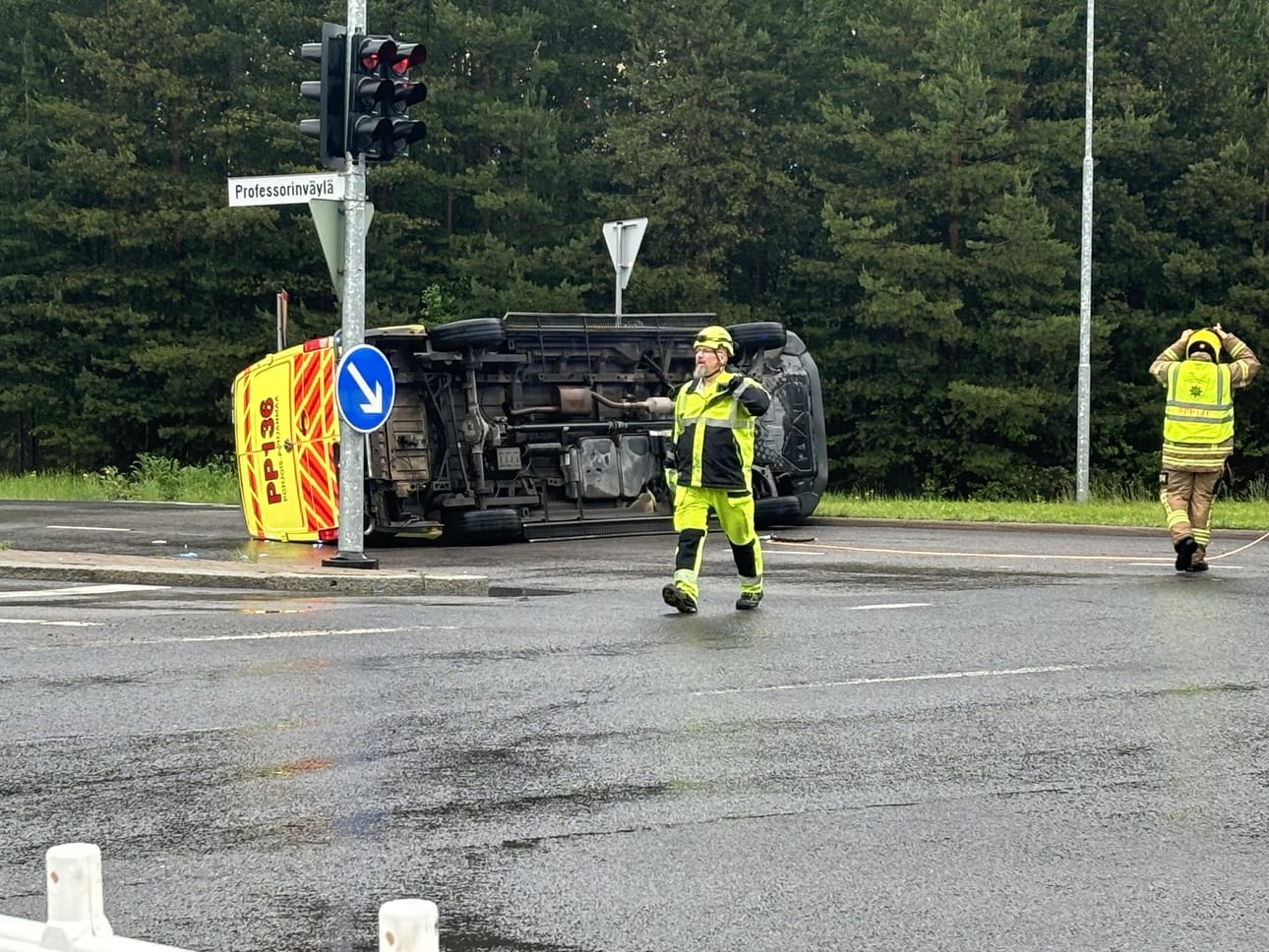 Ambulanssi kaatui onnettomuudessa kyljelleen.