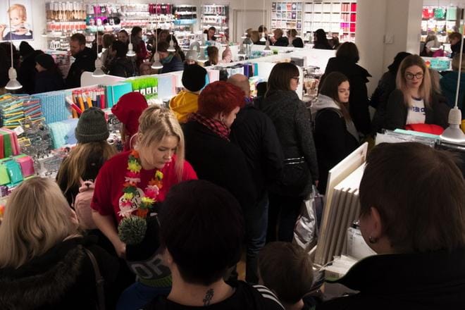 Myymäläpäällikkö Henna Hiippala täyttää hyllyjä sitä mukaan, kun tavara katoaa asiakkaiden koreihin. KUVAT: MINNA ANTILA