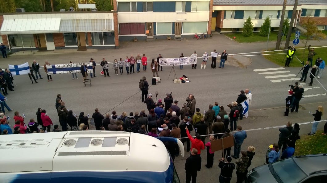 Suomi ensin -liike osoittaa mieltään Otanmäessä.