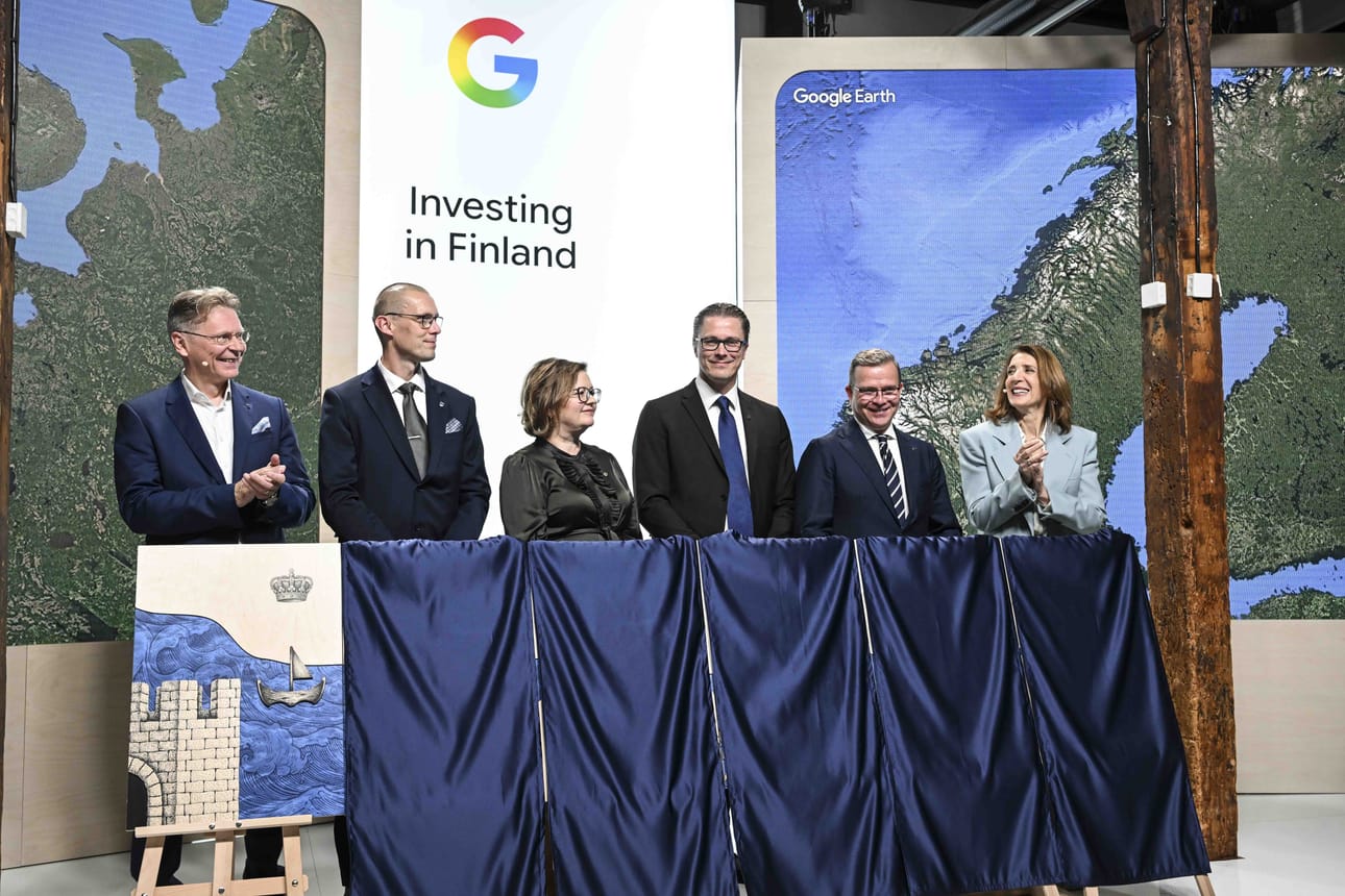 Google julkisti Helsingissä 13 miljardin investointinsa datakeskuksiin ja sähkötuotantoon neljällä paikkakunnalla Suomessa. Haminan kaupunginjohtaja Ilari Soosalu (vas.), Kajaanin vt. kaupunginjohtaja Joni Partanen, Vaalan kunnanjohtaja Minna Kärkkäinen ja Muhoksen kunnanjohtaja Kimmo Hinno iloitsivat uutisesta yhdessä pääministeri Petteri Orpo ja Googlen investointijohtaja Ruth Poratin kanssa.