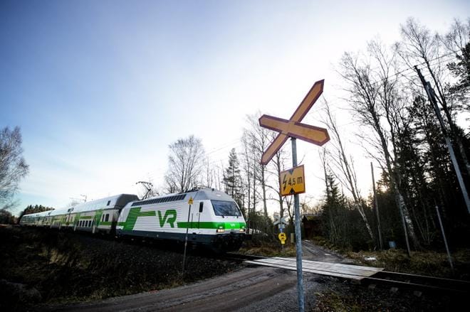 Höstveden vartioimattomat tasoristeykset aiotaan poistaa, koska ne ovat vaarallisia ja hidastavat junia. KUVA: JAAKKO ELENIUS