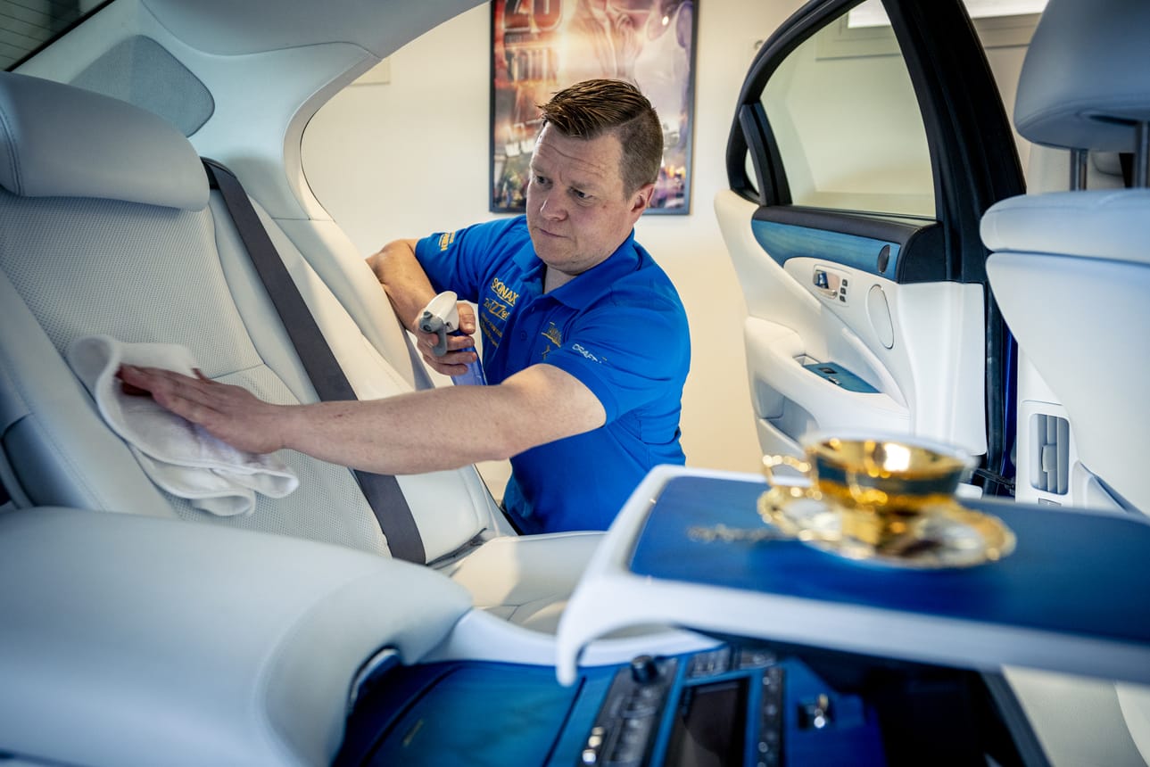 Kajaanilainen Teppo Näyhä on autojen tuunaaja, jolle siivoaminen on yksi osa rakasta harrastusta. Näyhä on saanut useita näyttelypalkintoja Suomessa.