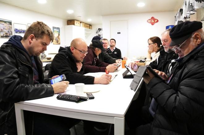 14 osallistujan V65 oli valmiiksi tuumattu, kun esittelyyn oli aikaa vielä 9 minuuttia. – Harvinaista, tuumasi joku. KUVAT: ANU NAHKALA