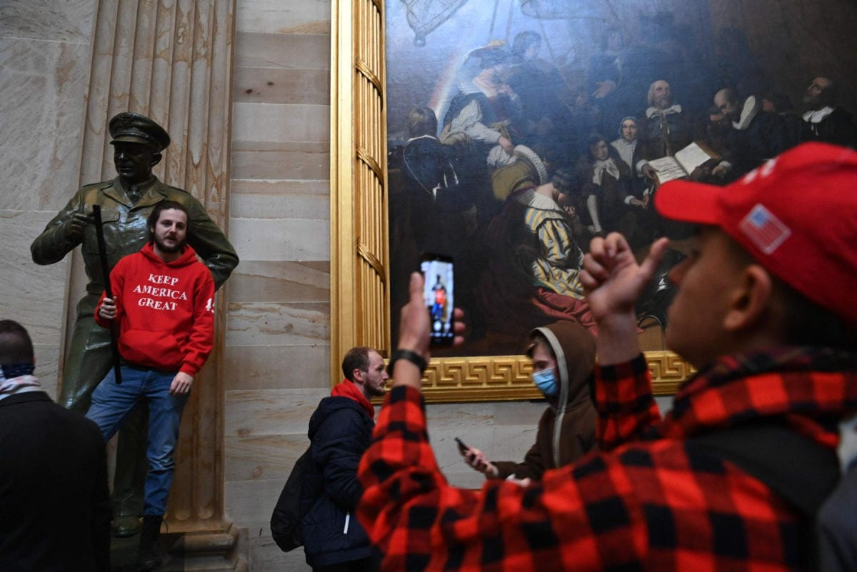 Vuosi sitten loppiaisena suuri joukko silloisen presidentin Donald Trumpin kannattajia tunkeutui kongressitaloon Washingtonissa. LEHTIKUVA / AFP