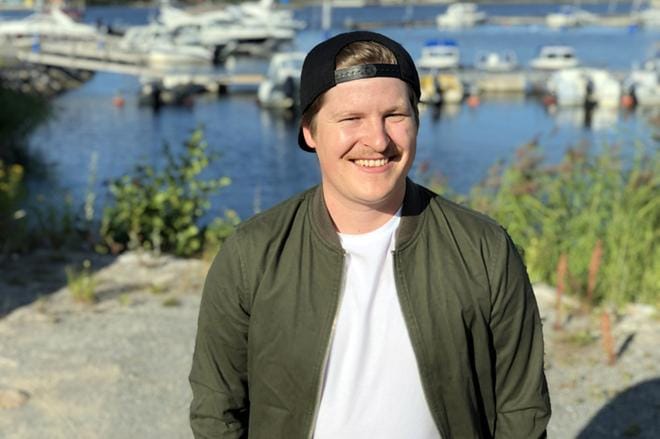 Tommi Helminen pyörittää omaa radiokanavaa, vaasalaisille suunnattua Boom City Radiota. Tulevaisuuden tavoitteena on olla ehdolla vuoden paikallisradioksi. Kuva: Esa Helminen