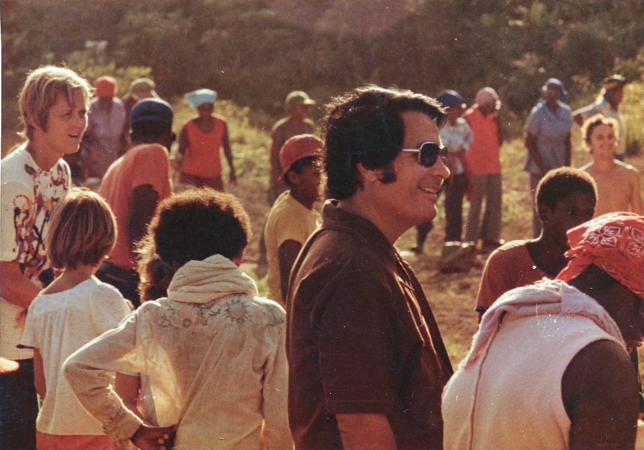 Karismaattinen saarnaaja, lähes jumalana pidetty Kansan temppeli -lahkon perustaja Jim Jones ajoi seurakuntansa joukkoitsemurhaan. Kuva on otettu Jonestownissa vuonna 1978, samana vuonna kun tragedia tapahtui.