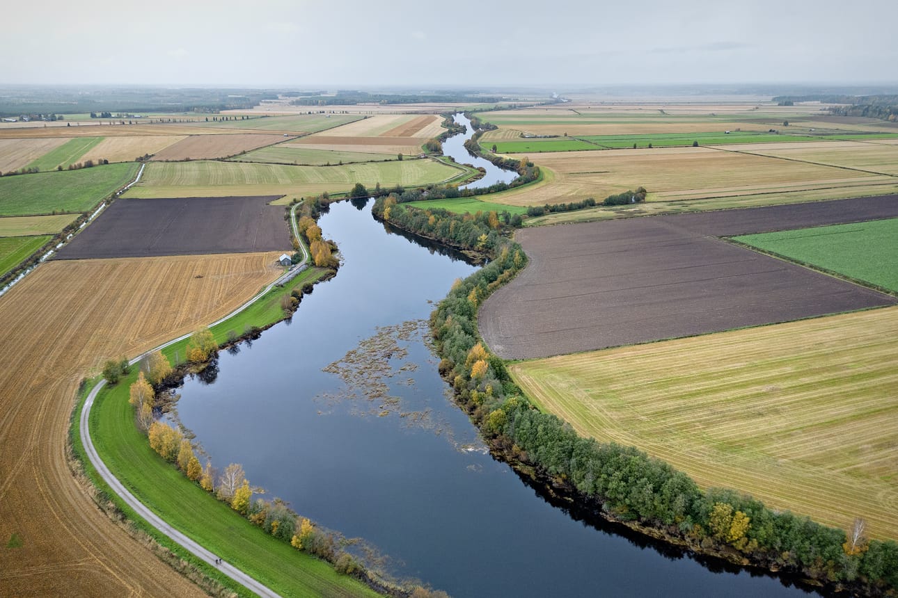 Tarkasta löytöpaikasta poliisi ei ole vielä tiedottanut. Kuvassa Lapuanjoki Ämpin sillalta Kauhavan suuntaan.