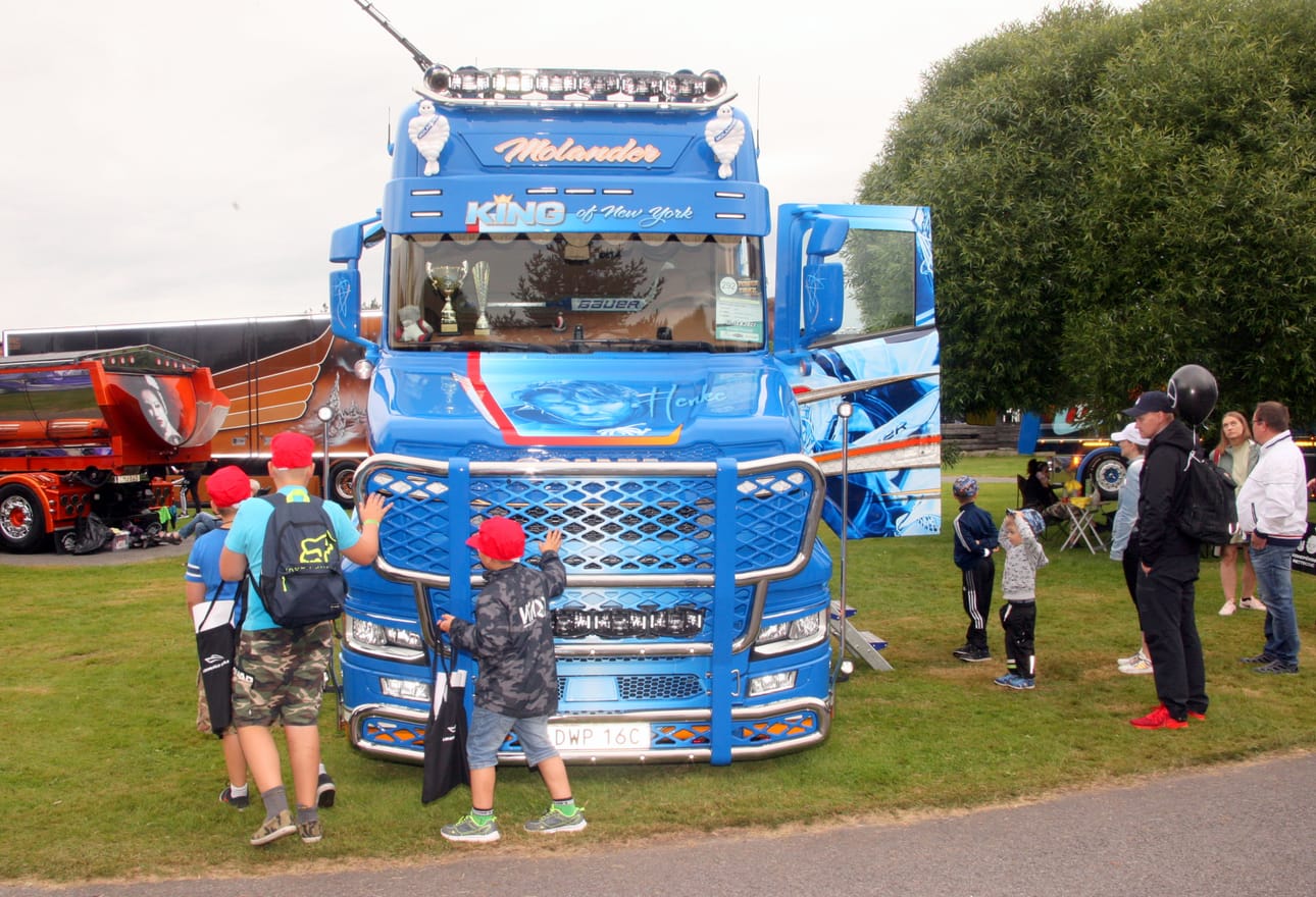 Power Truck Show’n idea on, että yleisö pääsee lähelle näytillä olevaa kalustoa. Tunnelma on taattu kaikenikäisille. Kuva on vuoden 2022 tapahtumasta.