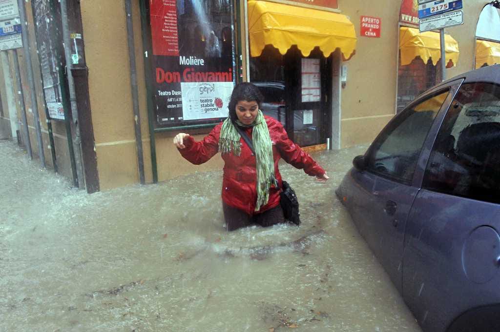 Tulvat ovat sulkeneet kauppoja ja rakennuksia Genovassa.