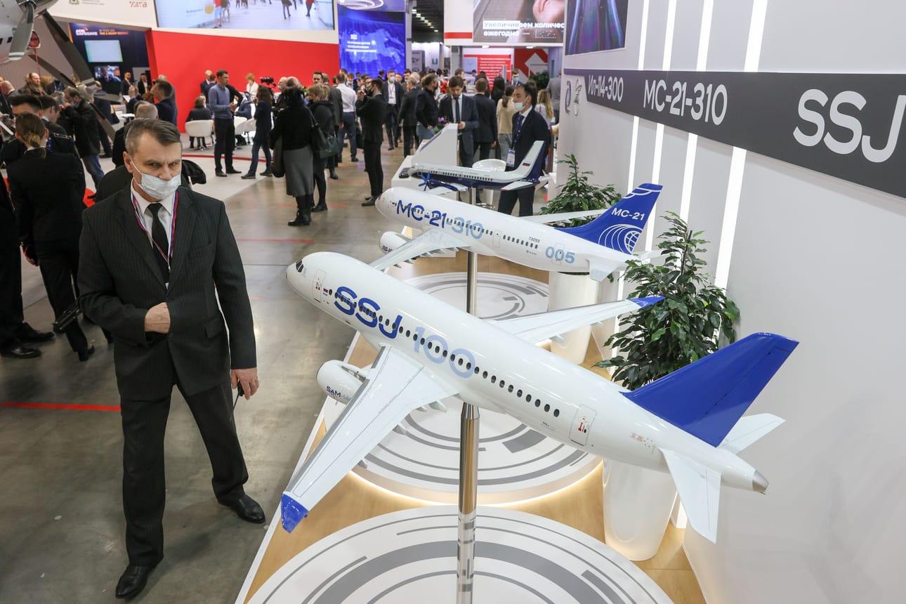 Helmikuun alussa 2022 Moskovassa pidetyssä ilmailualan näyttelyssä oli esillä muun muassa Suhoi Superjet 100 -lentokoneen pienoismalli. Samassa kuussa Venäjä hyökkäsi Ukrainaan, mikä johti laajoihin ilmailualan pakotteisiin.