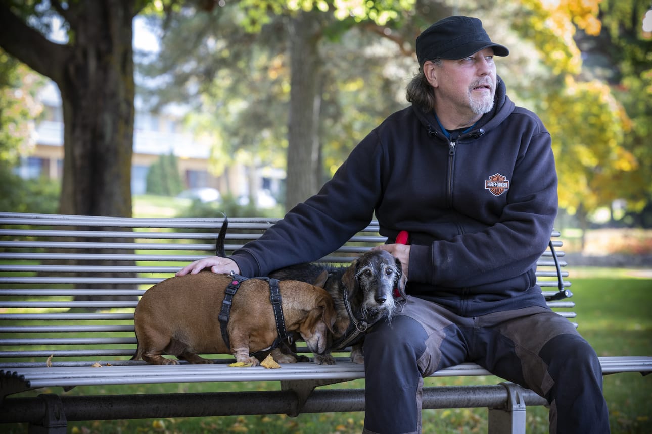 – Kantelen näitä talvella, koska hiekoitushiekka on niin terävää ja pakkaslumi kovaa. Ne ovat yllättävän painavia, vaikka ovat pieniä, Mika Iso-oja sanoo.