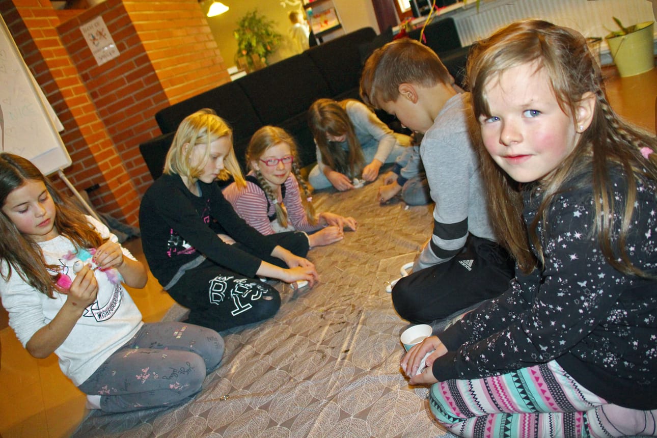 Massakoruja leipomassa Anette, Ulla ja Alisa (vasemmalla), sekä Iida (oikealla edessä) ja Iivo.