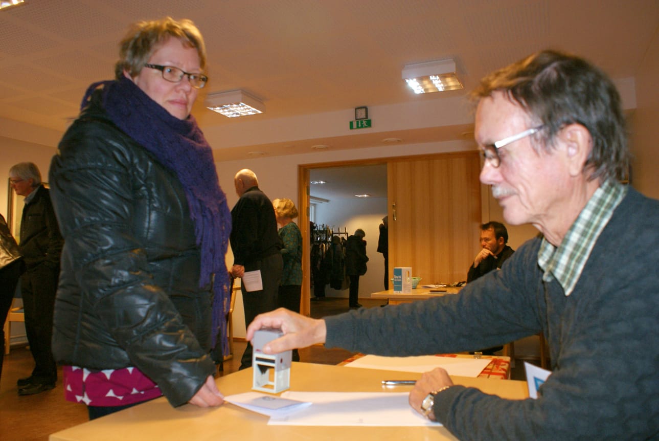 Seurakuntavaalit käytiin viimeksi syksyllä 2014. Pudasjärven seurakuntatalolla Riitta Jaakolan äänestyslipun leimasi Jorma Alatalo.