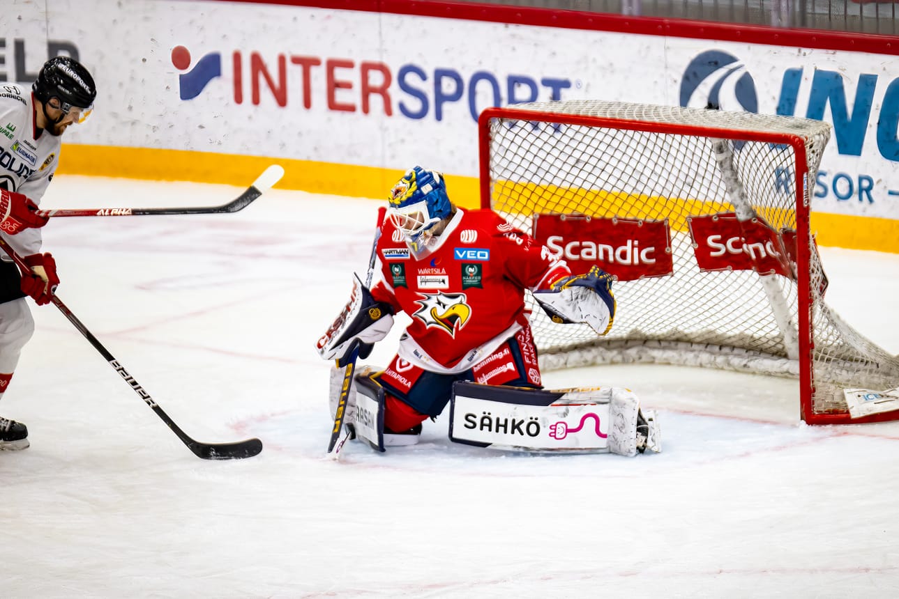 Lainamaalivahti Samuel Jukuri debytoi Sportin väreissä lauantaina Ässät-ottelussa.