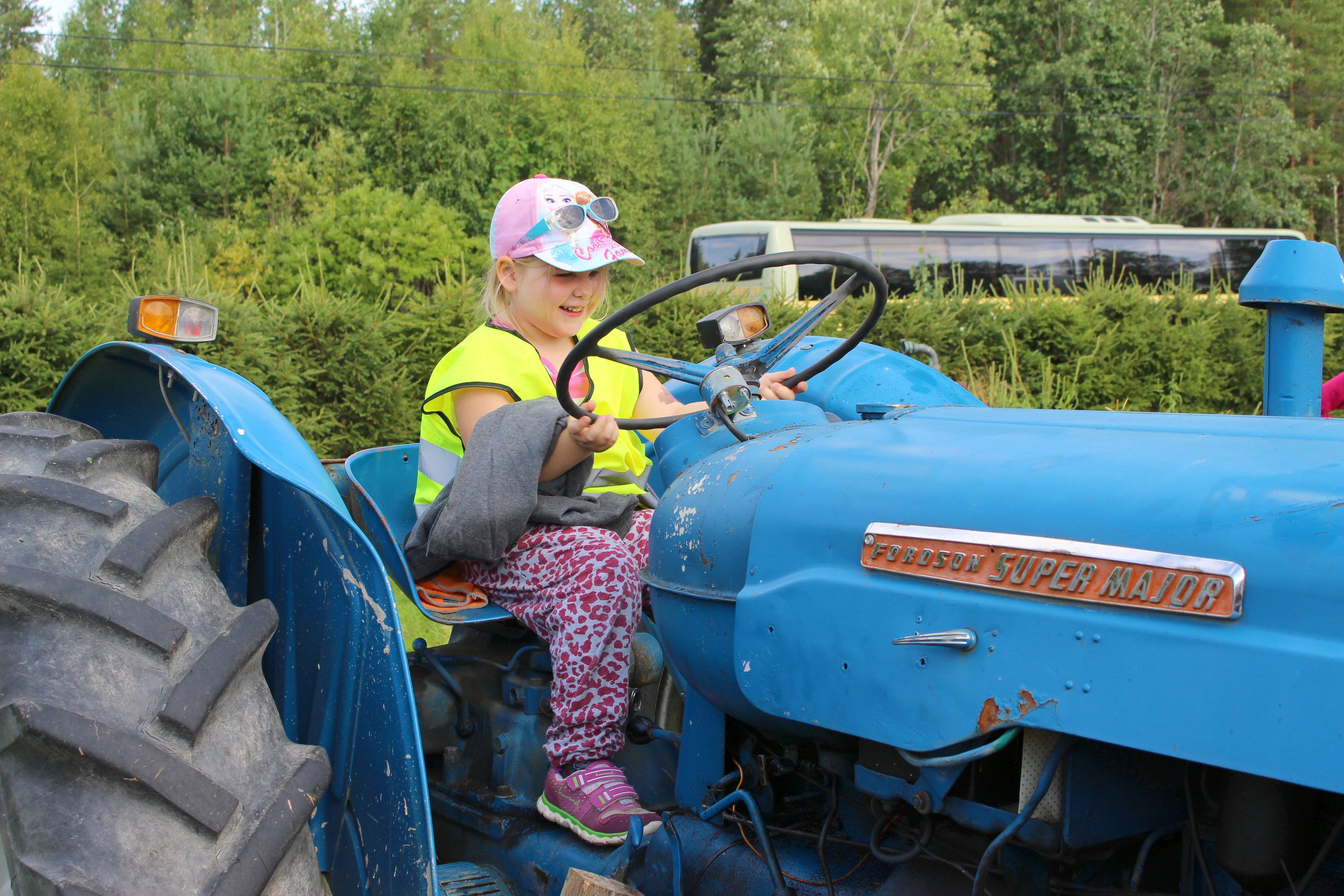 Anni hyppäsi Majurin penkille. Traktorin ratissa lapset olivat yhtä hymyä.
