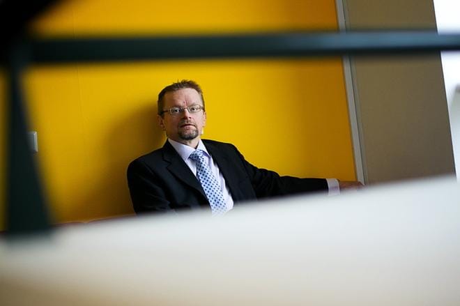 Vaasan yliopiston laskentatoimen ja rahoituksen professorille Timo Rothoviukselle New Yorkin pörssistä Suomeenkin levinnyt pörssikurssien alamäki ei tullut yllätyksenä. Kuva: Timo Annanpalo