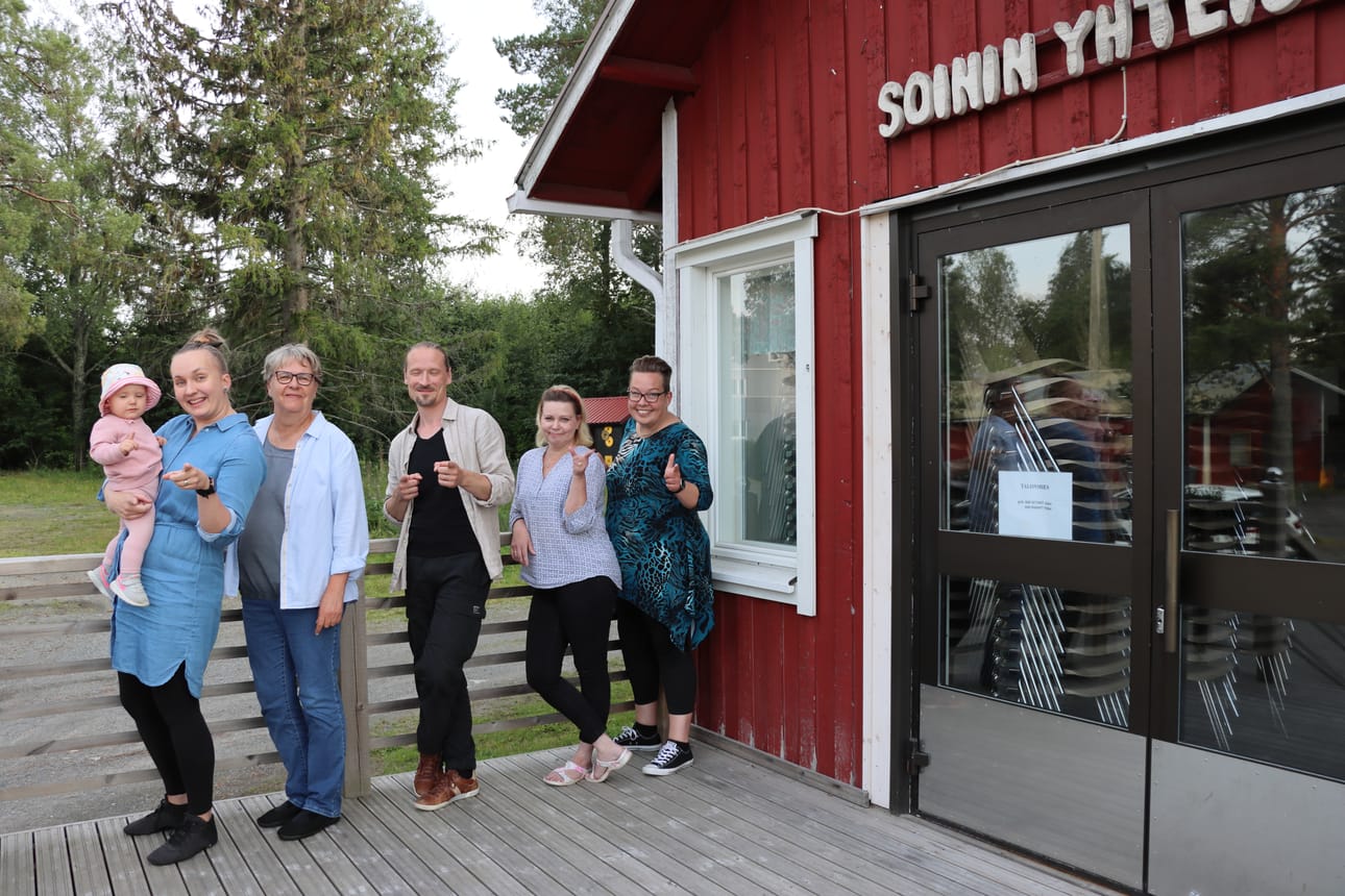 Jenni Vähäsoini, Hannele Hannula, Markku Keski-Mäenpää, Satu Laitila ja Kati Tiala toivovat isoa yleisömäärää Yhteistalolle lauantaina.