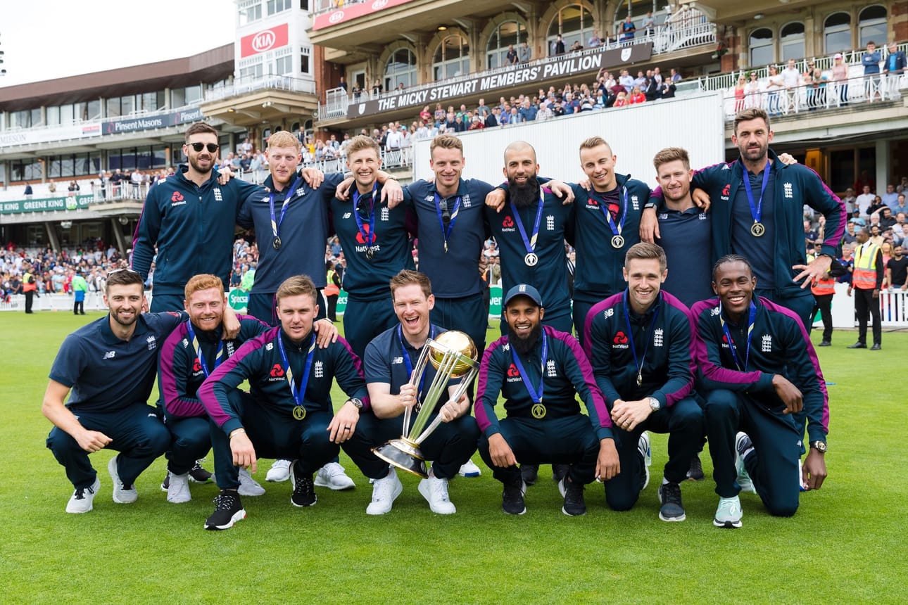 Vuoden 2019 kriketin maailmanmestaruusjoukkoe Englanti poseeraa pokaalinsa kanssa The Oval -stadionilla.