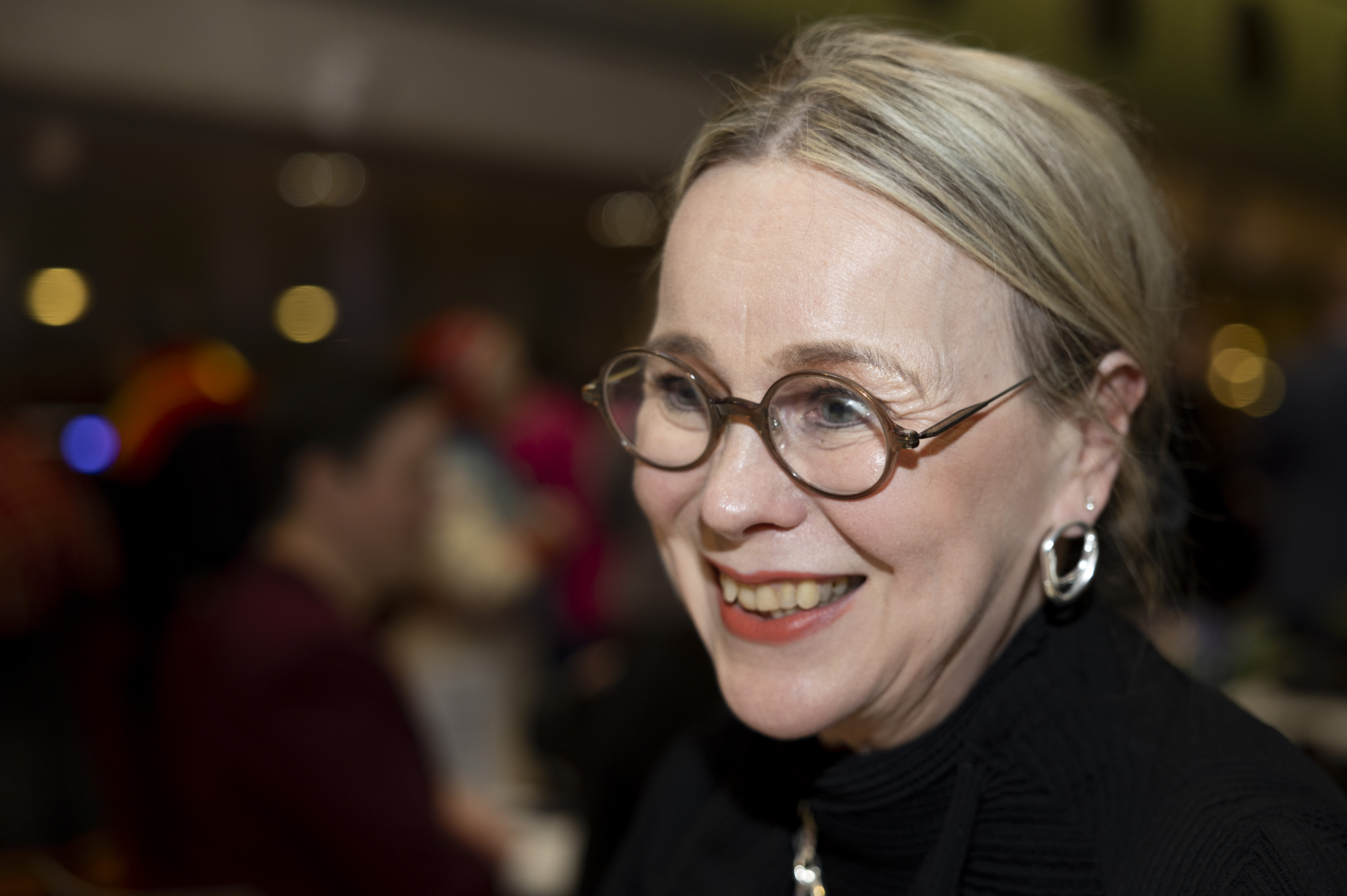 Suomen kulttuurirahaston toimitusjohtaja Susanna Pettersson kertoo kulttuurirahaston rahoittaneen Ovllá-oopperaa. Pettersson lupaa tulevansa vuoden mittaan uudestaan Ouluun.