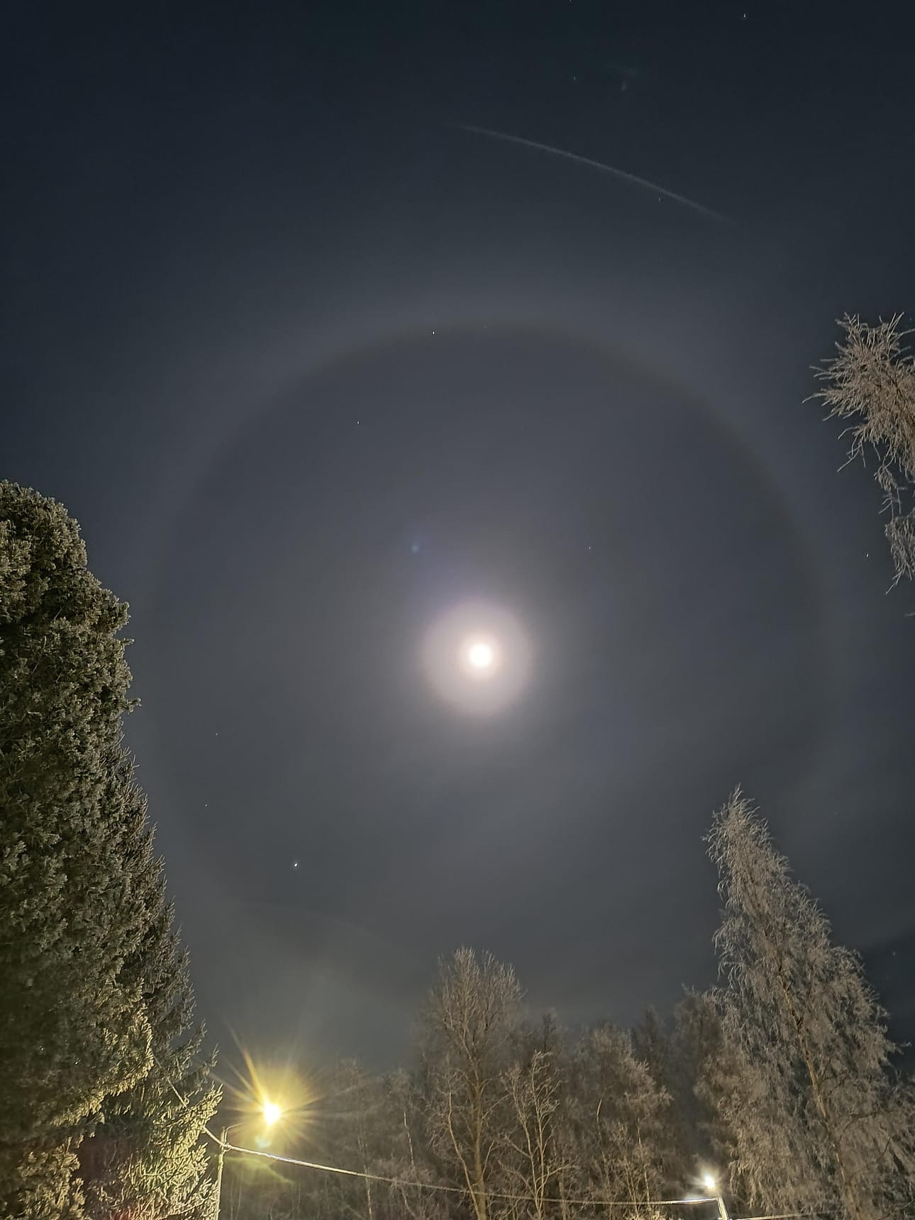 Kuun haloilmiö näkyi Lohtajalla perjantaina illalla.