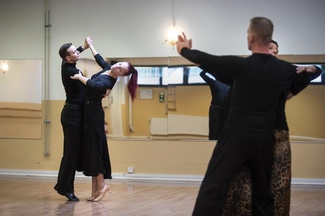 Roope-Taneli Salo ja Lotta Malmi kisaavat lauantaina Champion-luokassa vakio- ja latinalaistanssien Grand Prix -kisassa. Taistelu ranking-listan kärjessä on kova, sillä sen perusteella ratkeavat myös EM- ja MM-kisapaikat. KUVA: JARNO PELLINEN