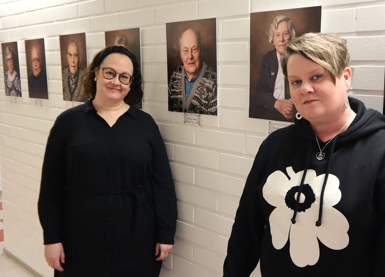 Valokuvaaja Saija Rantasalon näyttely on esillä Vaasan Vuorikodilla. Marika Fält avusti näyttelyn järjestelyissä.