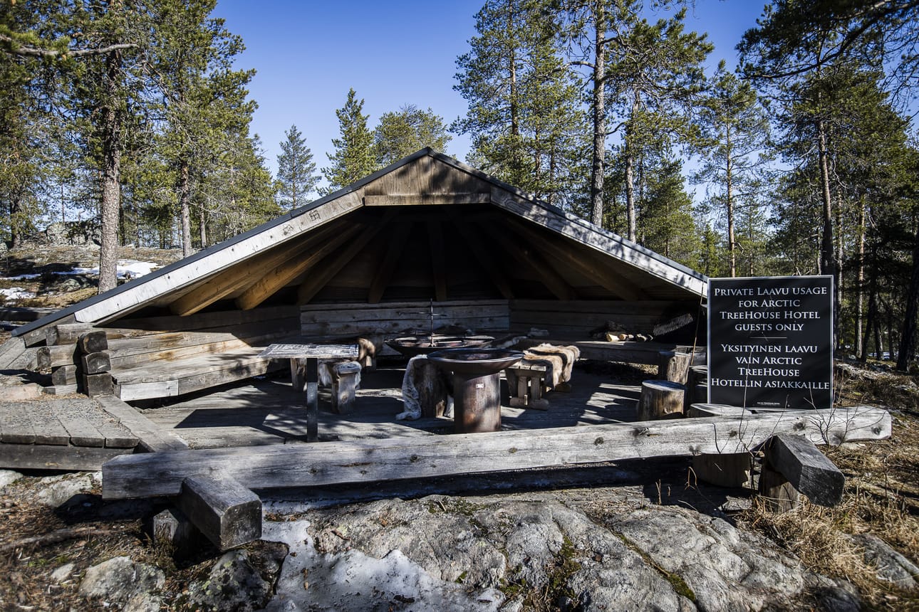 Yritys siirsi laavun pois kaupungin mailta Syväsenvaarasta. Kuva otettiin 14.4., jolloin laavu oli vielä paikoillaan kieltokyltin kera.
