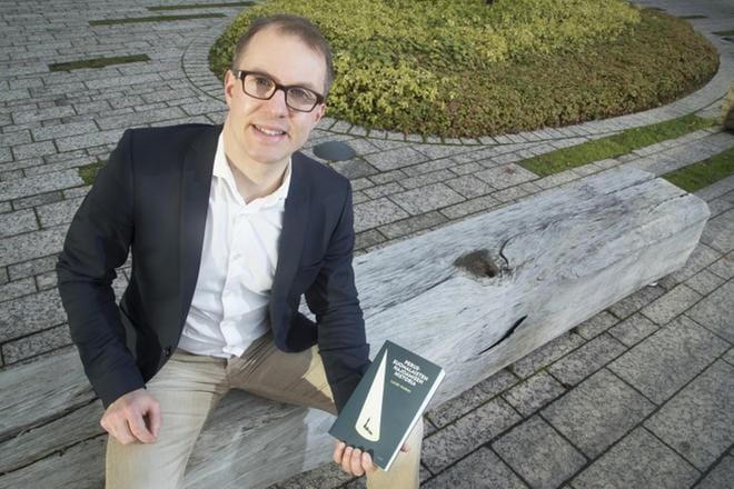 Politiikan toimittaja Lauri Nurmen kirja Perussuomalaisten hajoamisen historia julkaistaan tiistaina Helsingissä. Nurmi otti kirjoitustyön ajaksi virkavapaata työstään Lännen Mediasta. KUVA: Mauri Ratilainen
