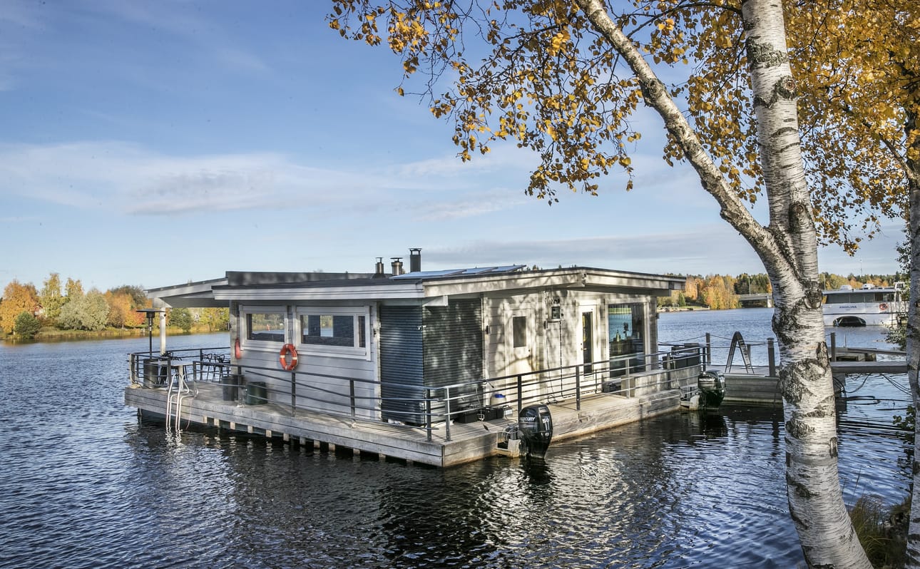 Värtönrantaan parkkeeratussa SM-Boat-saunalautassa on alettu tarjota yleisiä saunavuoroja. Myös yleisiä saunaristeilyjä tehdään tilausristeilyjen rinnalla.