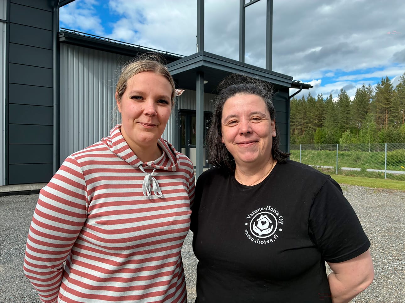 Kirsi-Maria Aro (vas.) ja Anne-Mari Mäki-Valkama uuden toimiston edustalla Ylihärmässä.