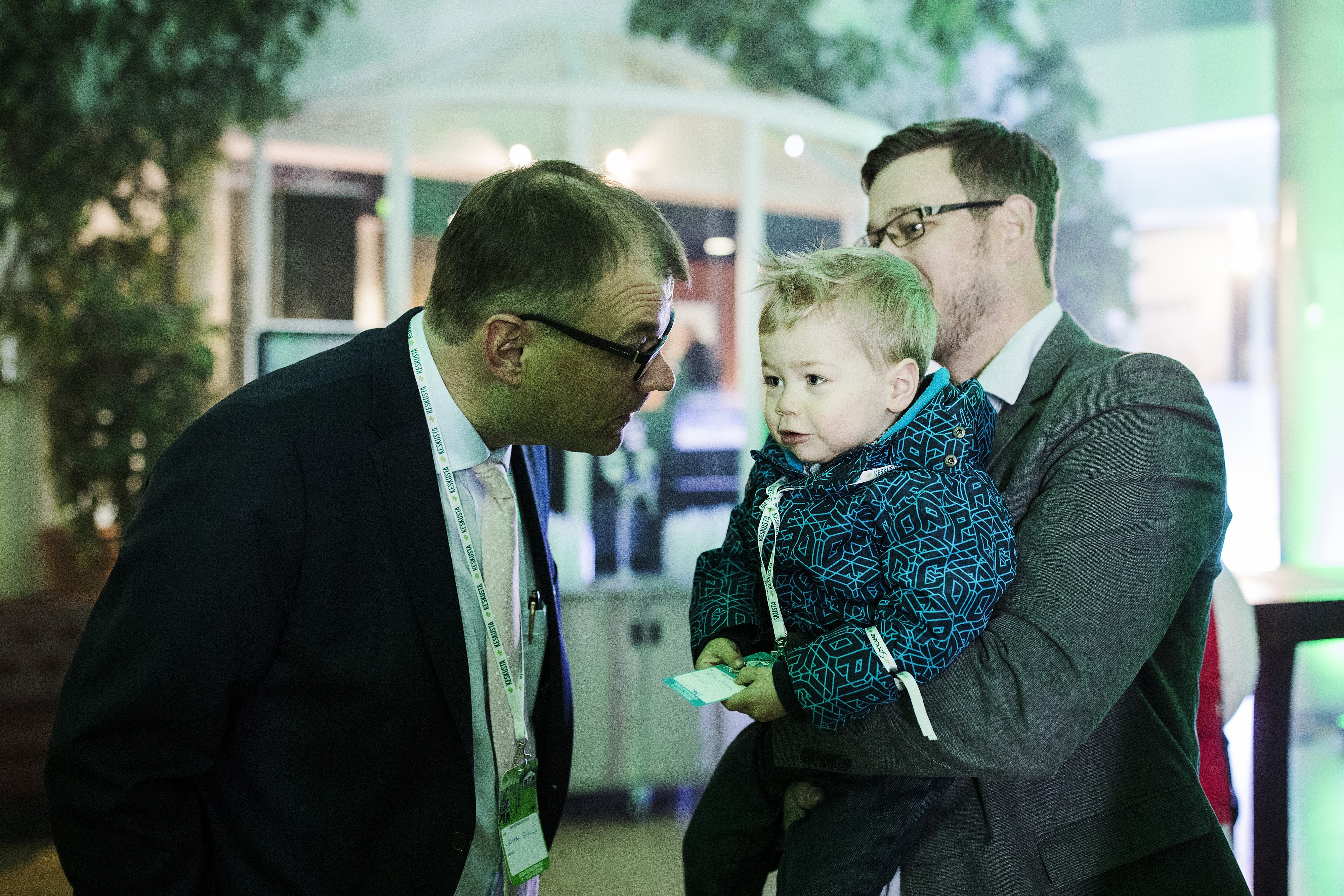Puheenjohtaja Juha Sipilä tervehtii Eerikki Viljasta ja tämän Eetu-poikaa puoluekokouksen alkajaisiksi.