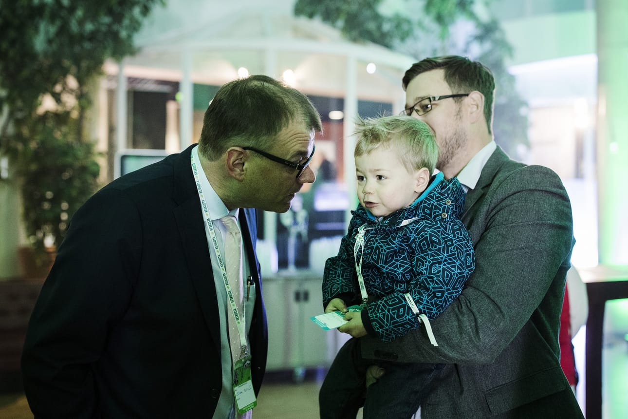 Puheenjohtaja Juha Sipilä tervehtii Eerikki Viljasta ja tämän Eetu-poikaa puoluekokouksen alkajaisiksi.