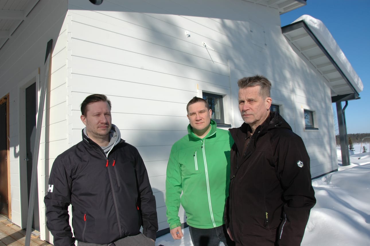 Kero Hirsitalot toimittaa kuvassa olevan talon tyylisiä taloja Pohjois-Ruotsiin. Kuvassa vasemmalta Kero Hirsitalot Oy:n tuotantojohtaja Jarno Mursu, myynti- ja markkinointijohtaja Jukka Mursu ja toimitusjohtaja Jorma Mursu.