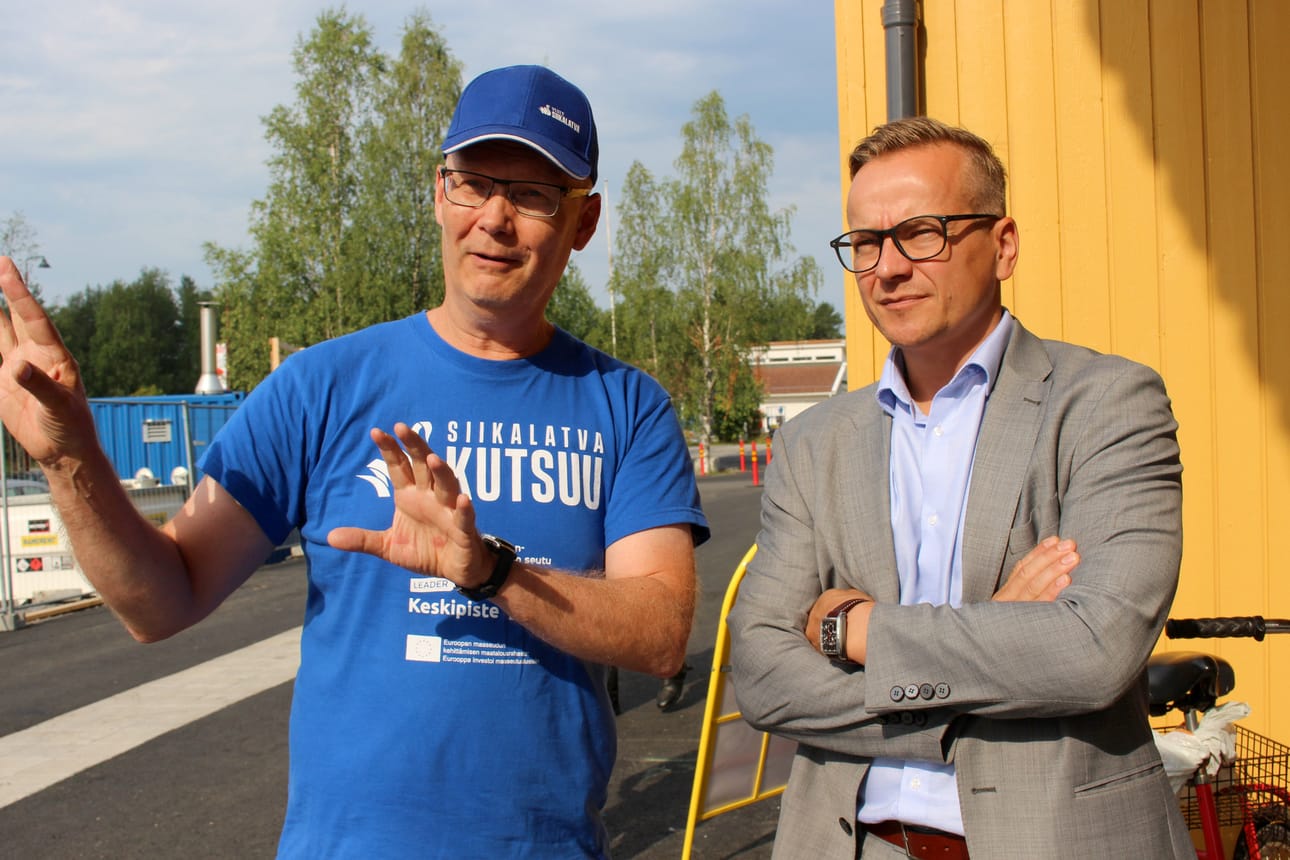 Siikalatvan kunnanjohtaja Pauli Piilma ja Osuuskauppa Arinan market- ja ABC-kaupan toimialajohtaja Mikko Polso maalailivat, miten näkymät muuttuvat, kun vanha ABC puretaan parkkipaikkojen tieltä.